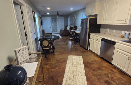 Sumrall Cottage | Charming 2-bedroom/1 bath cottage with high speed starlink internet with W/D