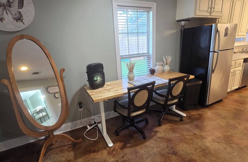 Sumrall Cottage | Charming 2-bedroom/1 bath cottage with high speed starlink internet with W/D