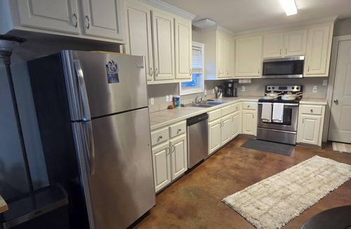 Sumrall Cottage | Charming 2-bedroom/1 bath cottage with high speed starlink internet with W/D