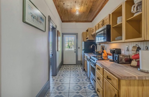 Savannah Victorian District Condo | Charming 2-bedroom, 2 bath w/Porches Walk to Forsyth Park