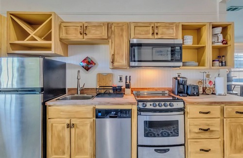 Savannah Victorian District Condo | Charming 2-bedroom, 2 bath w/Porches Walk to Forsyth Park