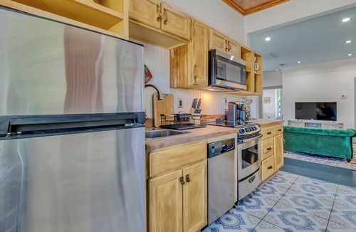 Savannah Victorian District Condo | Charming 2-bedroom, 2 bath w/Porches Walk to Forsyth Park