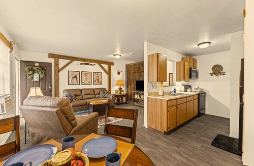 Osawatomie Apartment | Charming 2-bedroom apartment in peaceful Osawatomie Mid Term Stays