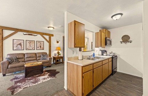Osawatomie Apartment | Charming 2-bedroom apartment in peaceful Osawatomie Mid Term Stays