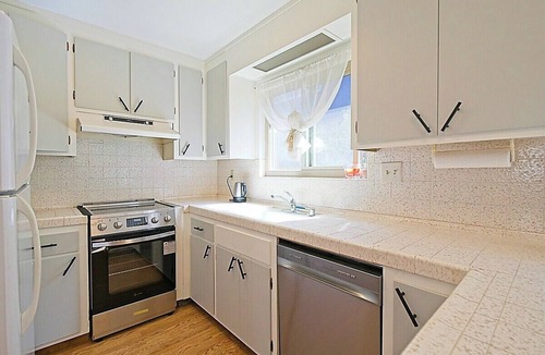 Alameda Apartment | Charming 2-Bedroom Alameda Apartment, Peaceful Block, walk to Shops & Dining