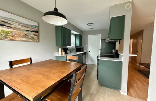 Central Arlington Apartment | Charming 2-bedroom apartment in lovely Arlington with WiFi, AC