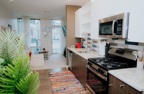 East Cambridge Apartment | Charming 2-bedroom apartment with Balcony/Garage Parking in Cambridge