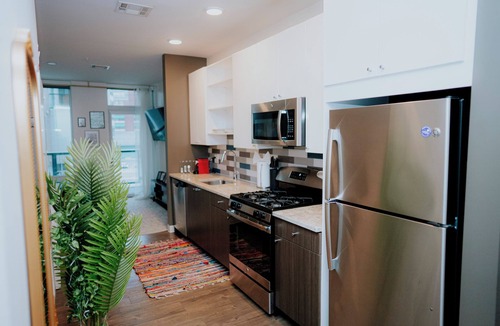 East Cambridge Apartment | Charming 2-bedroom apartment with Balcony/Garage Parking in Cambridge