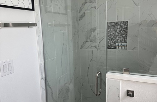 Garfield Apartment | Charming 2-bedroom apartment with WiFi, AC in awesome Del Valle 3 parking lot