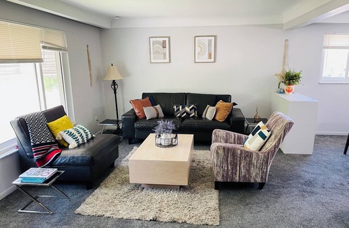 Oak Park Apartment | Charming 2-bedroom apartment with WiFi, AC in Oak Park