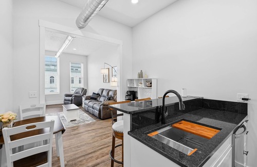 Bedford Apartment | Charming 2-bedroom apartment on the Square