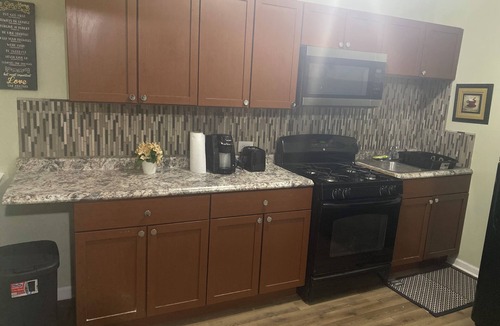 Gage Park Apartment | Charming 2-bedroom apartment in awesome Chicago with WiFi, AC