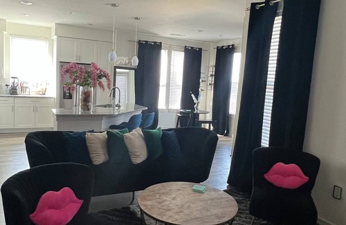 Barker Apartment | Charming 2-bedroom apartment with WiFi, AC in lovely Houston