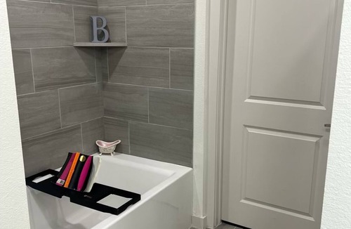 Barker Apartment | Charming 2-bedroom apartment with WiFi, AC in lovely Houston