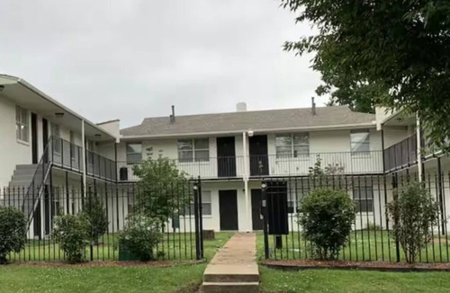 Uptown Apartment | Charming 2-bedroom apartment in delightful Memphis with WiFi, AC