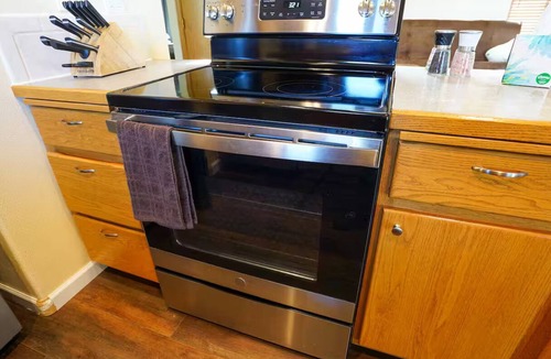 Carrolls Apartment | Charming 2-bedroom apartment with AC in Rainier