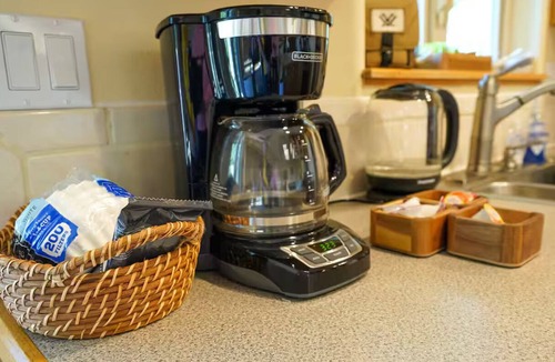 Carrolls Apartment | Charming 2-bedroom apartment with AC in Rainier