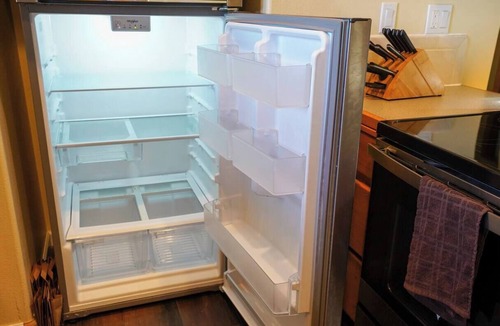 Carrolls Apartment | Charming 2-bedroom apartment with AC in Rainier