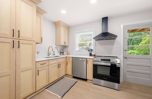 Roswell Apartment | Charming 2-bedroom apartment in lovely downtown Roswell.
