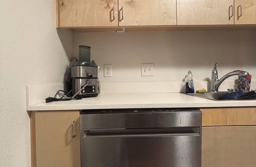 Squire Park Apartment | Charming 2-bedroom apartment in Seattle with WiFi, AC