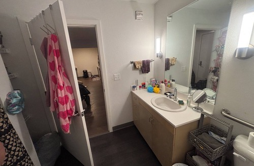 Squire Park Apartment | Charming 2-bedroom apartment in Seattle with WiFi, AC