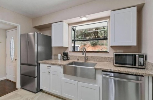 Auburn Apartment | Charming 2-bedroom apartment with AC in Auburn