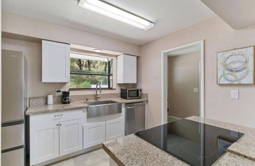 Auburn Apartment | Charming 2-bedroom apartment with AC in Auburn