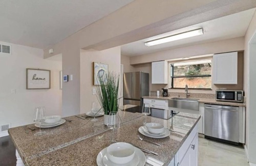 Auburn Apartment | Charming 2-bedroom apartment with AC in Auburn