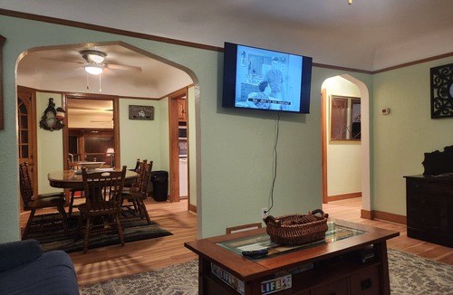 Austin Apartment | Charming 2-bedroom apartment with AC in vibrant Austin,Mn