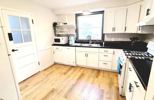 Skokie Apartment | Charming 2 bedroom Apartment Near Everything- Monthly rental