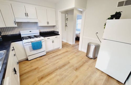 Skokie Apartment | Charming 2 bedroom Apartment Near Everything- Monthly rental