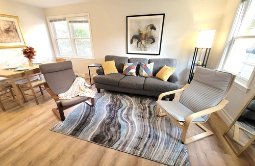 Skokie Apartment | Charming 2 bedroom Apartment Near Everything- Monthly rental