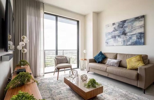 Doral Apartment | Charming 2-bedroom apartment in awesome Doral with AC and gym