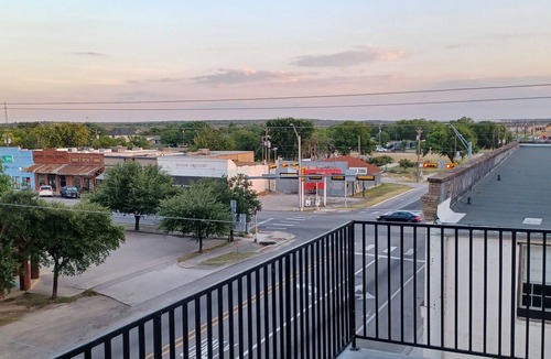 Manor Apartment | Charming 2-Bedroom Apartment in Downtown Manor