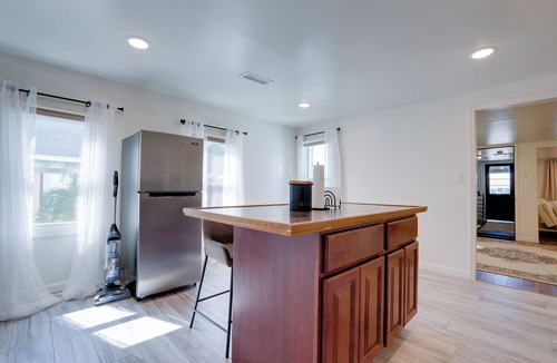 Utica Apartment | Charming 2-bedroom apartment with AC, WiFi in fantastic Utica