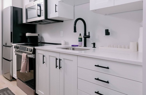 Beverly Apartment | Charming 2-bedroom apt in Beverly! Walking distance to the train - Enjoy Boston!