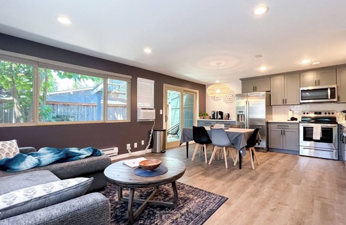 Olde Town House | Charming 2-bedroom at Issaquah Front St