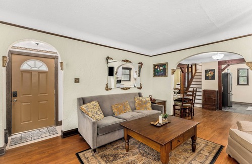 Hazel Park House | Charming 2-bedroom bungalow with WiFi, AC in Hazel Park