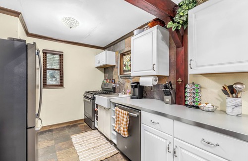 Hazel Park House | Charming 2-bedroom bungalow with WiFi, AC in Hazel Park