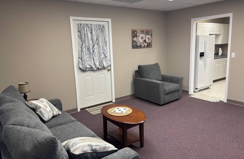 Clinton House | Charming 2-bedroom barndominimum very large garage WiFi, AC in serene Clinton