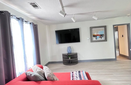 Klein House | Charming 2-bedroom building in fabulous Houston with AC, WiFi