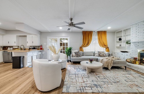 North Dallas House | Charming 2-bedroom bungalow in Dallas 2mins to Northpark mall with WiFi and AC