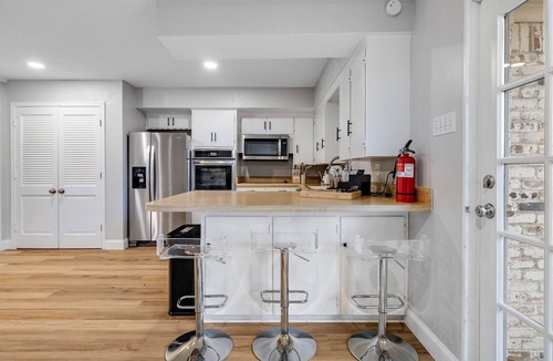 North Dallas House | Charming 2-bedroom bungalow in Dallas 2mins to Northpark mall with WiFi and AC