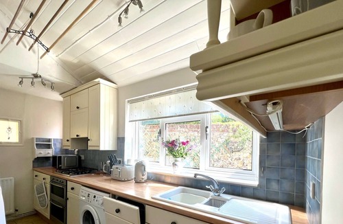 Linton House | Charming 2 bedroom cottage with parking