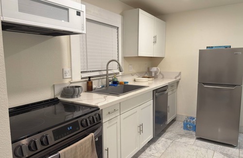 Farmington House | Charming 2-bedroom Calacatta Marble house in serene Farmington CA with WiFi, AC