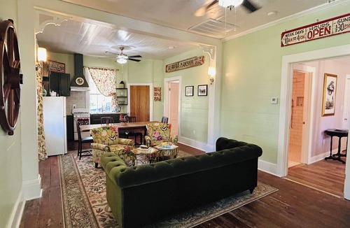 Jeanerette Cottage | Charming 2-bedroom cottage on the bayou Teche in Jeanerette with AC, WiFi