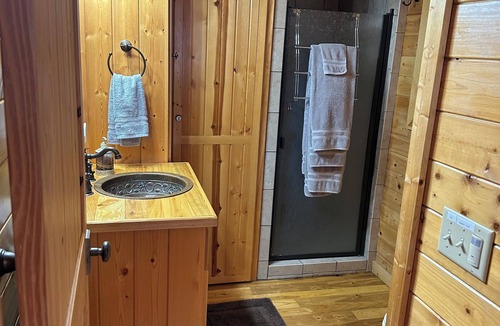 Krakow Cabin | Charming 2 bedroom cabin with WiFi, AC in brilliant Gillett