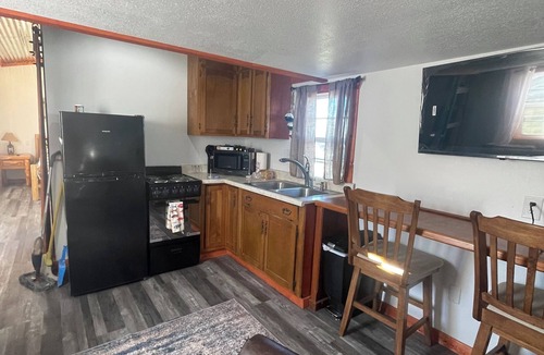Licking Cabin | Charming 2-bedroom cabin with WiFi and AC in Licking