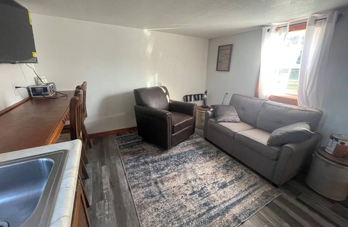Licking Cabin | Charming 2-bedroom cabin with WiFi and AC in Licking