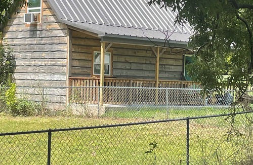Wanette Cabin | Charming 2-bedroom cabin with AC and WiFi in serene Wanette